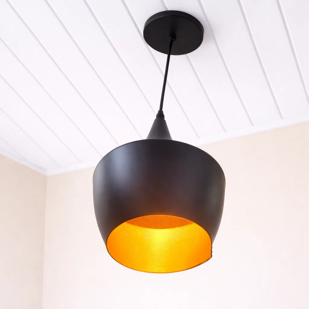 LÁMPARA NEGRA CON FONDO DORADO