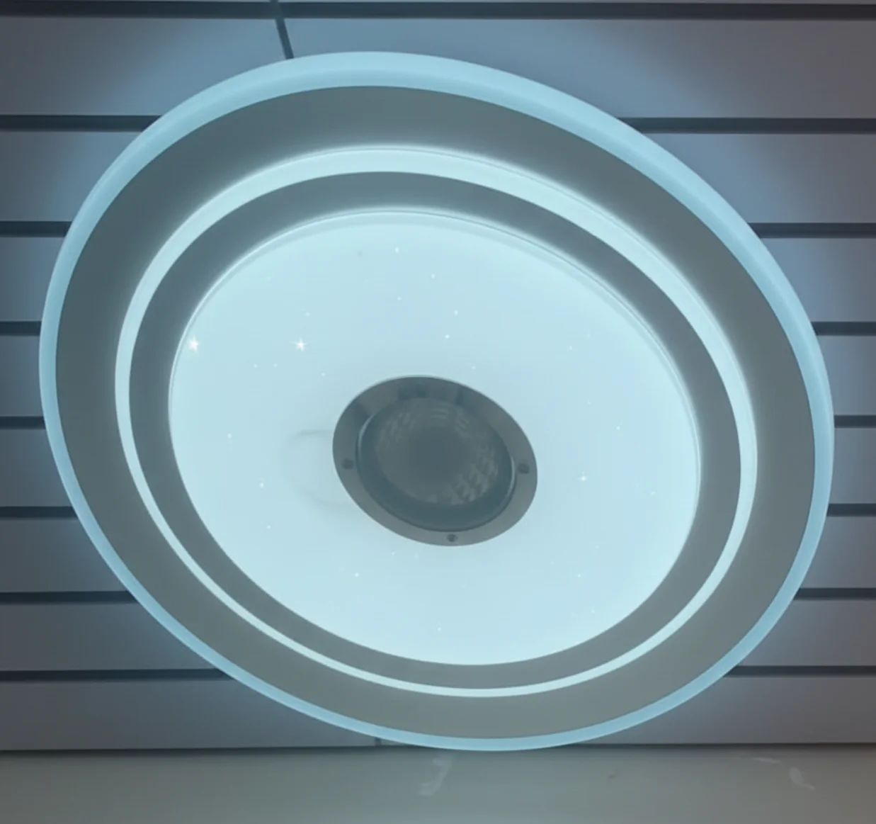 LÁMPARA PLAFÓN CON PARLANTE